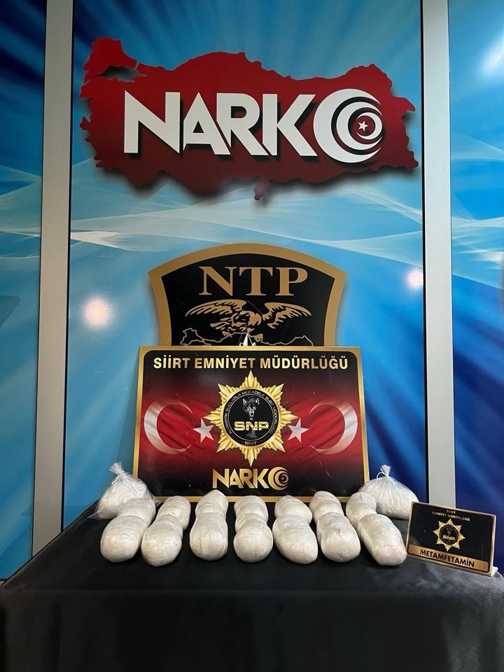 Siirt’te bir araçta yapılan aramada 8 kilo 215 gram uyuşturucu ele geçirildi
