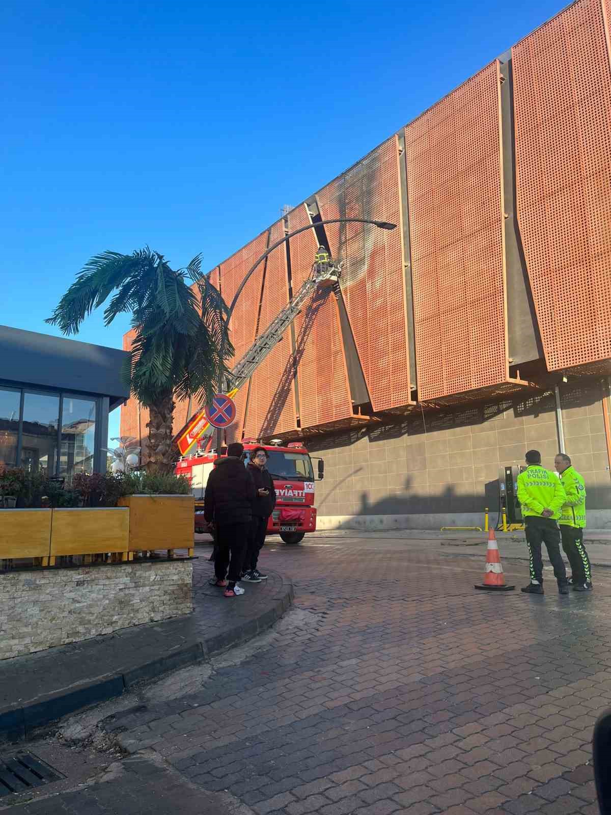 Biga&rsquo;da AVM&rsquo;de &ccedil;ıkan yangın korkuttu
