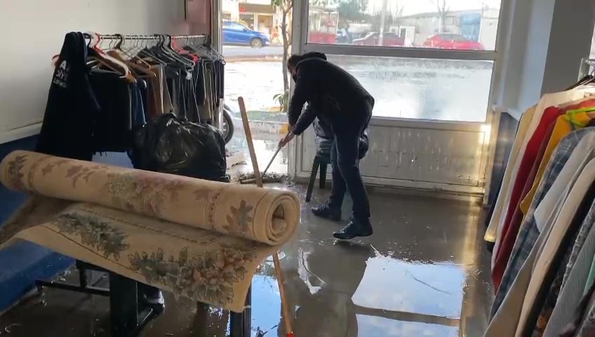 Ayvalık’ta dere taşkınında yardıma giden itfaiye aracı sulara kapıldı