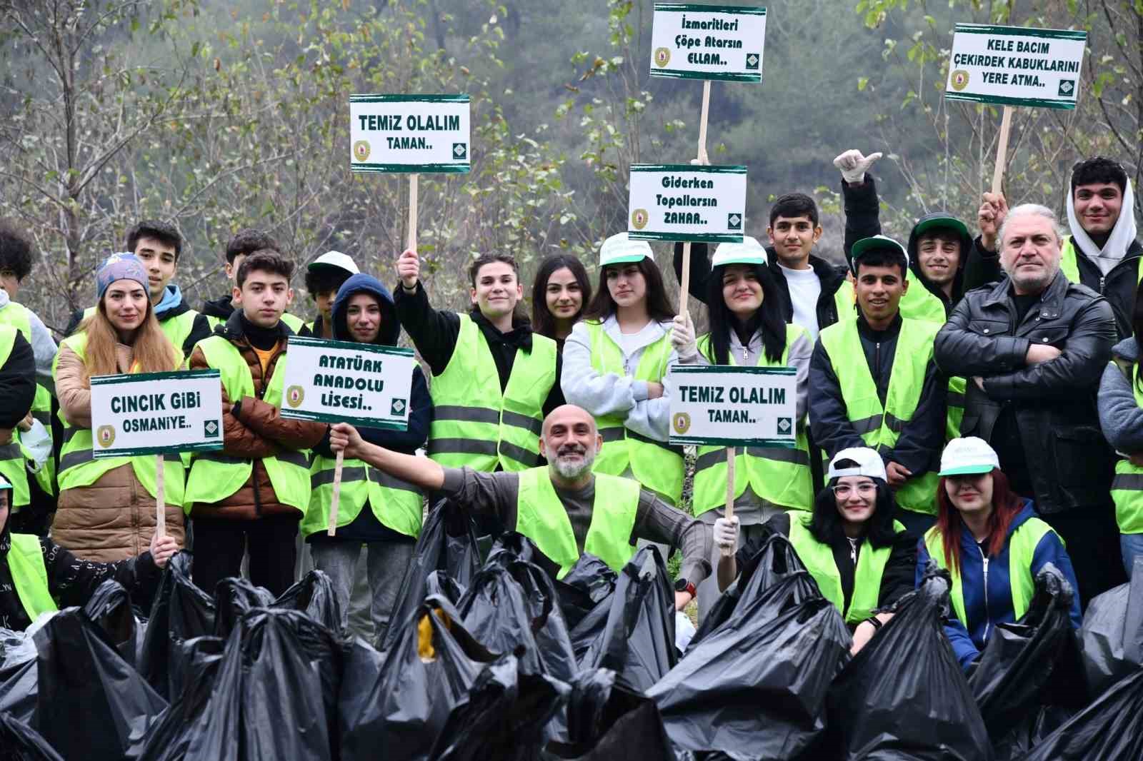 Osmaniye şivesi ile yazılı dövizlerle çevre temizliğine dikkat çektiler
