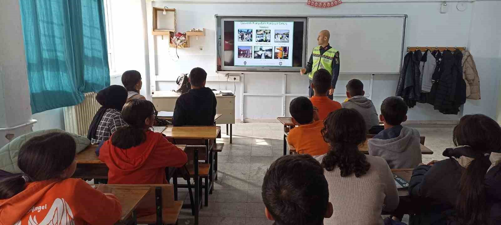 Oğuzeli’nde öğrencilere trafik eğitimi