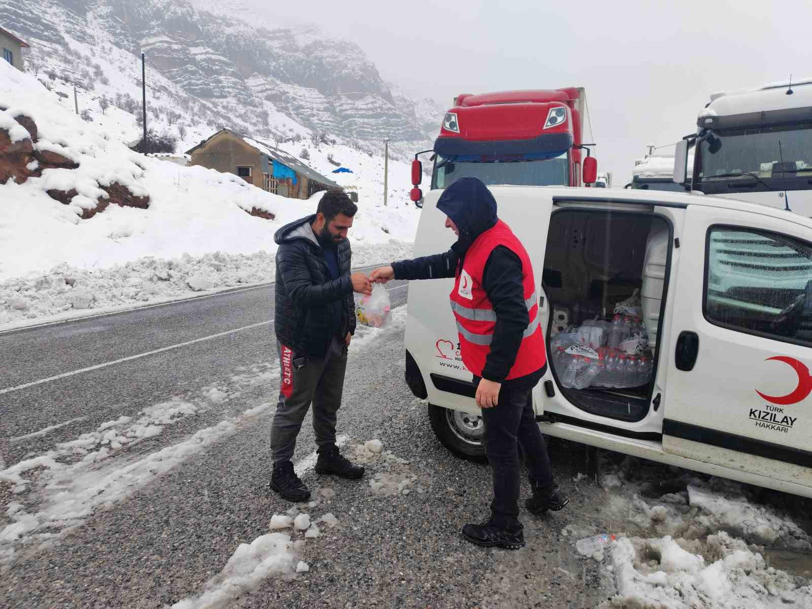 Hakkari’de yolda kalanlara kumanya dağıtıldı