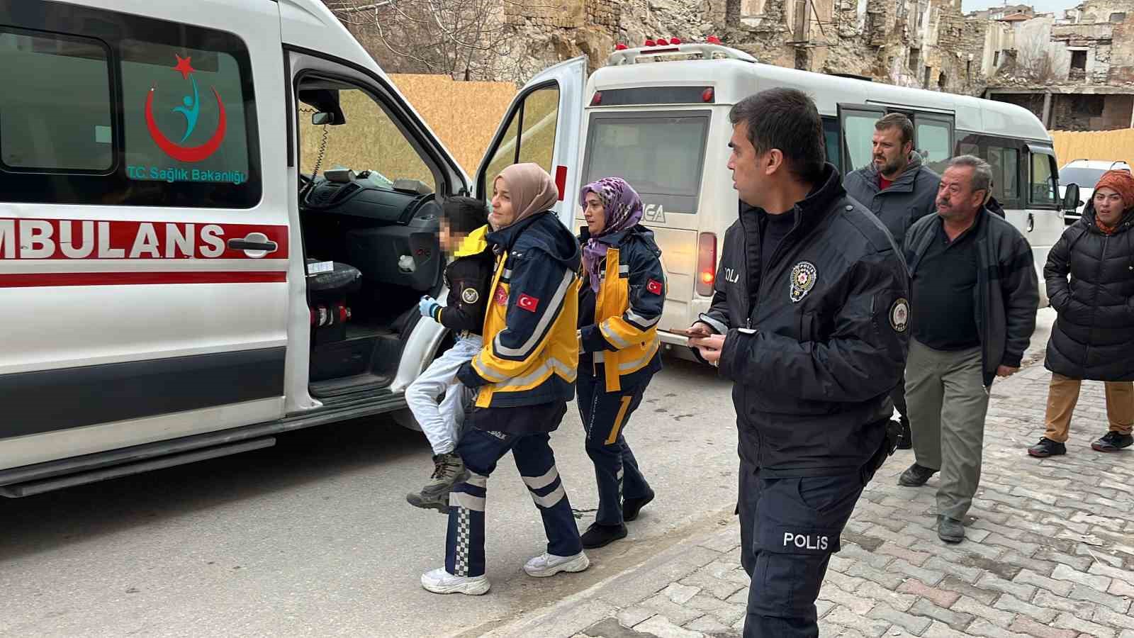 Karşıya ge&ccedil;meye &ccedil;alışan &ccedil;ocuğa minib&uuml;s &ccedil;arptı
