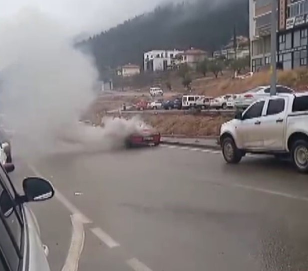 Otomobil yangını kamerada