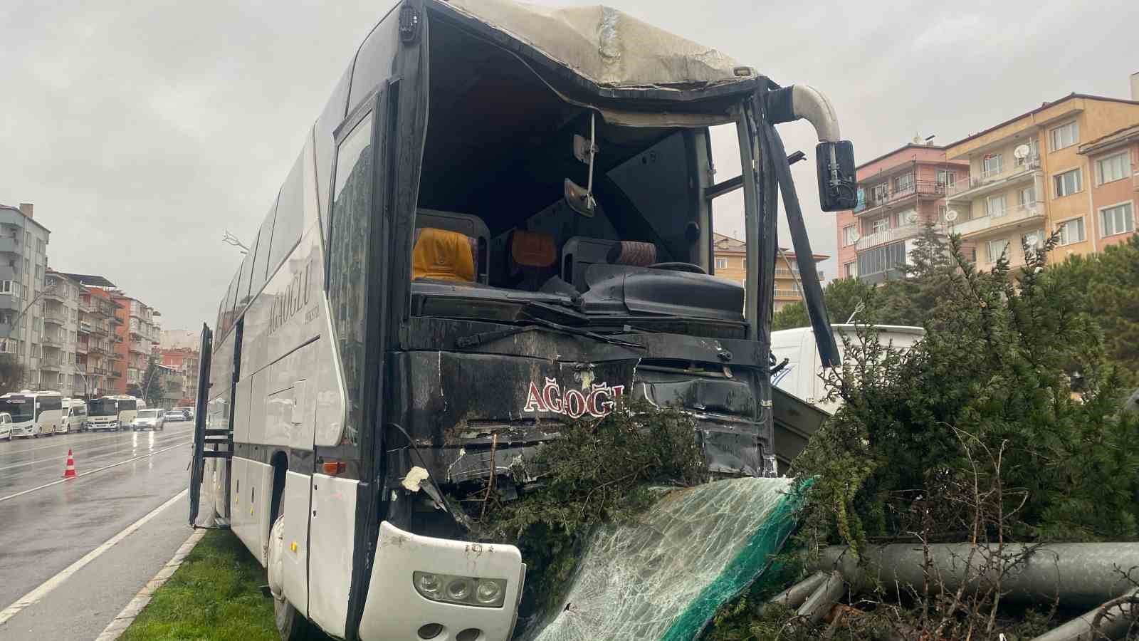Kontrolden &ccedil;ıkan otob&uuml;s 2 ara&ccedil; ve direğe &ccedil;arparak durabildi
