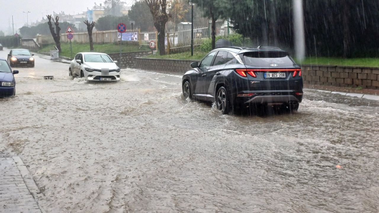 Aydın’da sağanak yağış etkili oldu