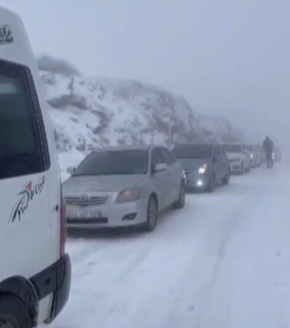 Nurhak’ta kar yağışı etkili oldu, araçlar yolda kaldı
