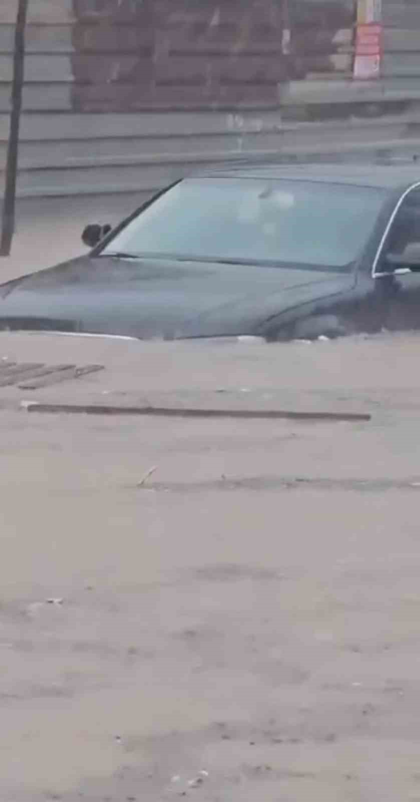 Sağanağın vurduğu İzmir Dikili’de okullar yarım gün tatil edildi
