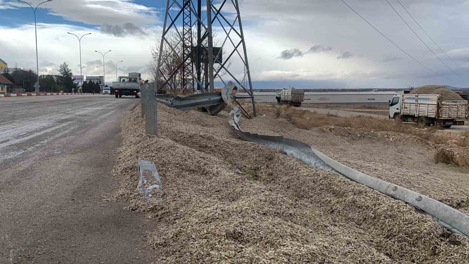 Karaman’da küspe yüktü tır devrildi: 1 yaralı