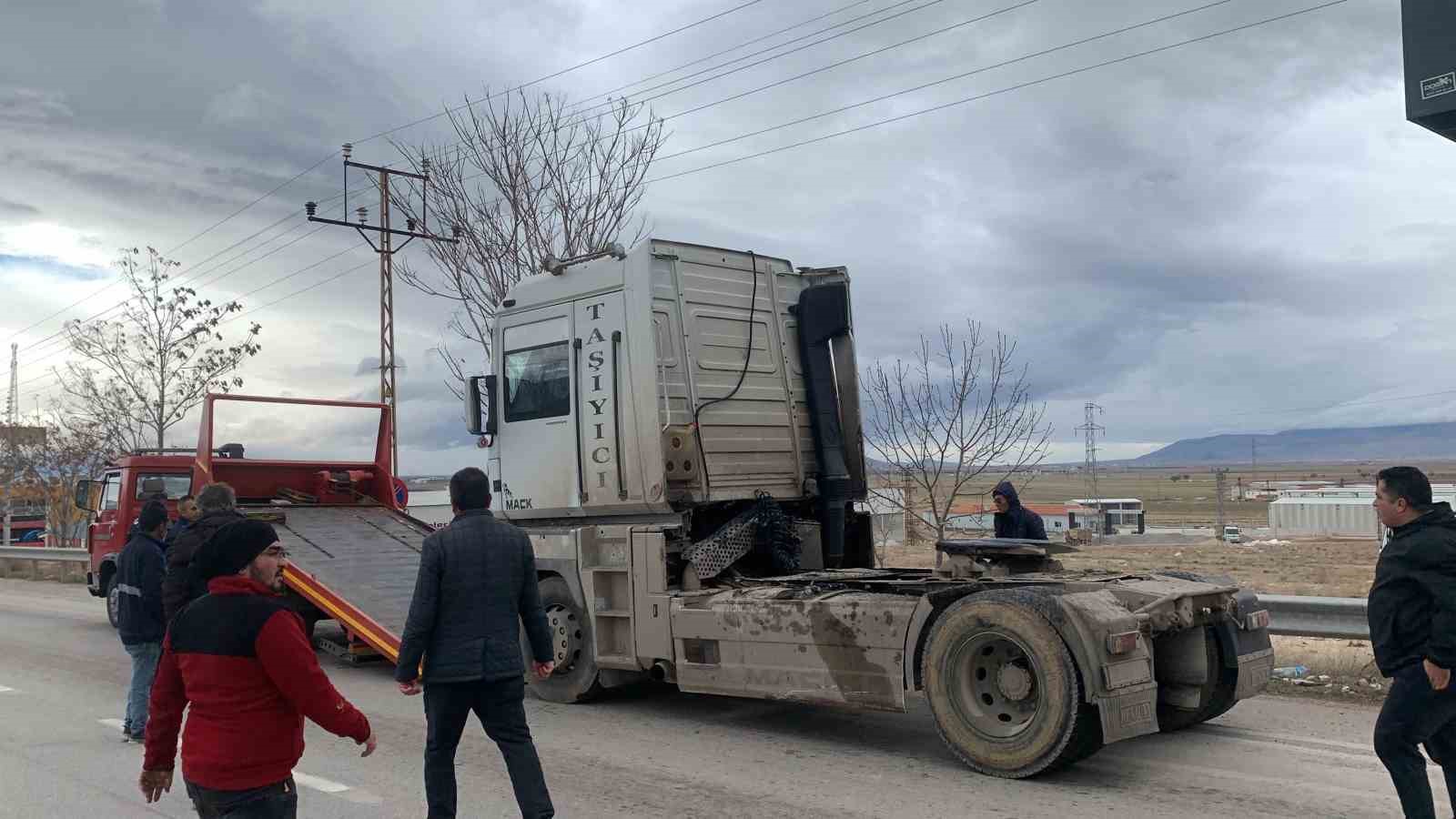 Karaman’da küspe yüktü tır devrildi: 1 yaralı
