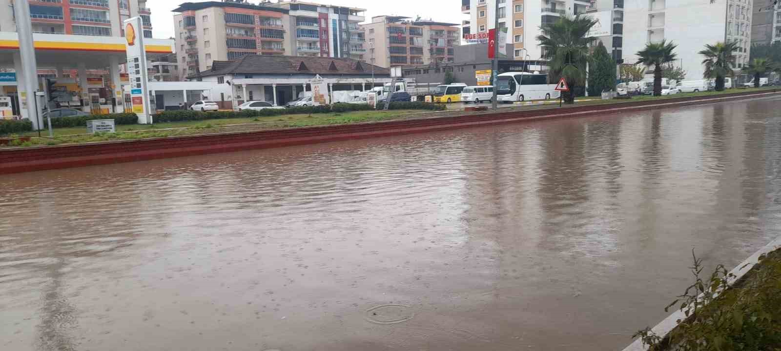 Aydın’da sağanak yağış yol kapattı