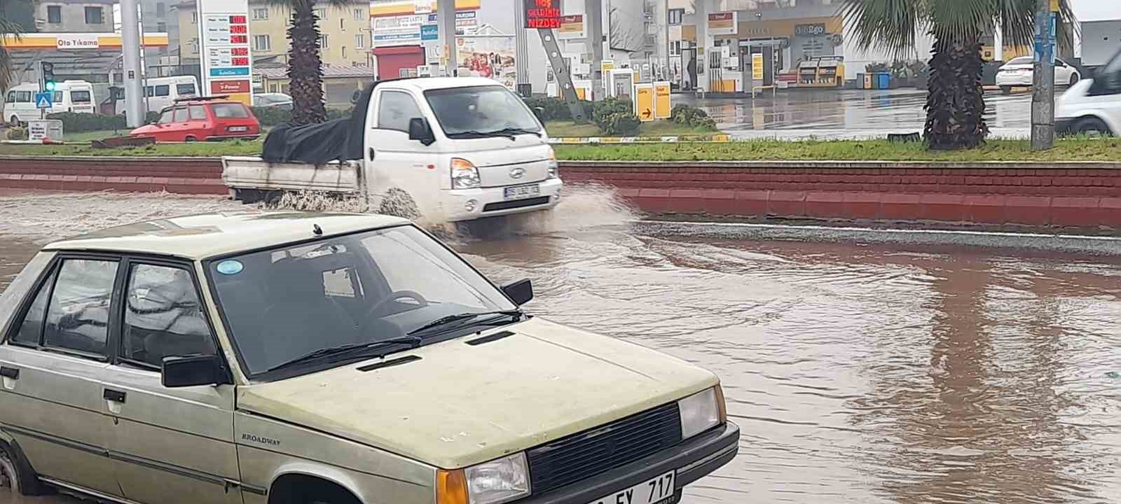 Aydın’da sağanak yağış yol kapattı
