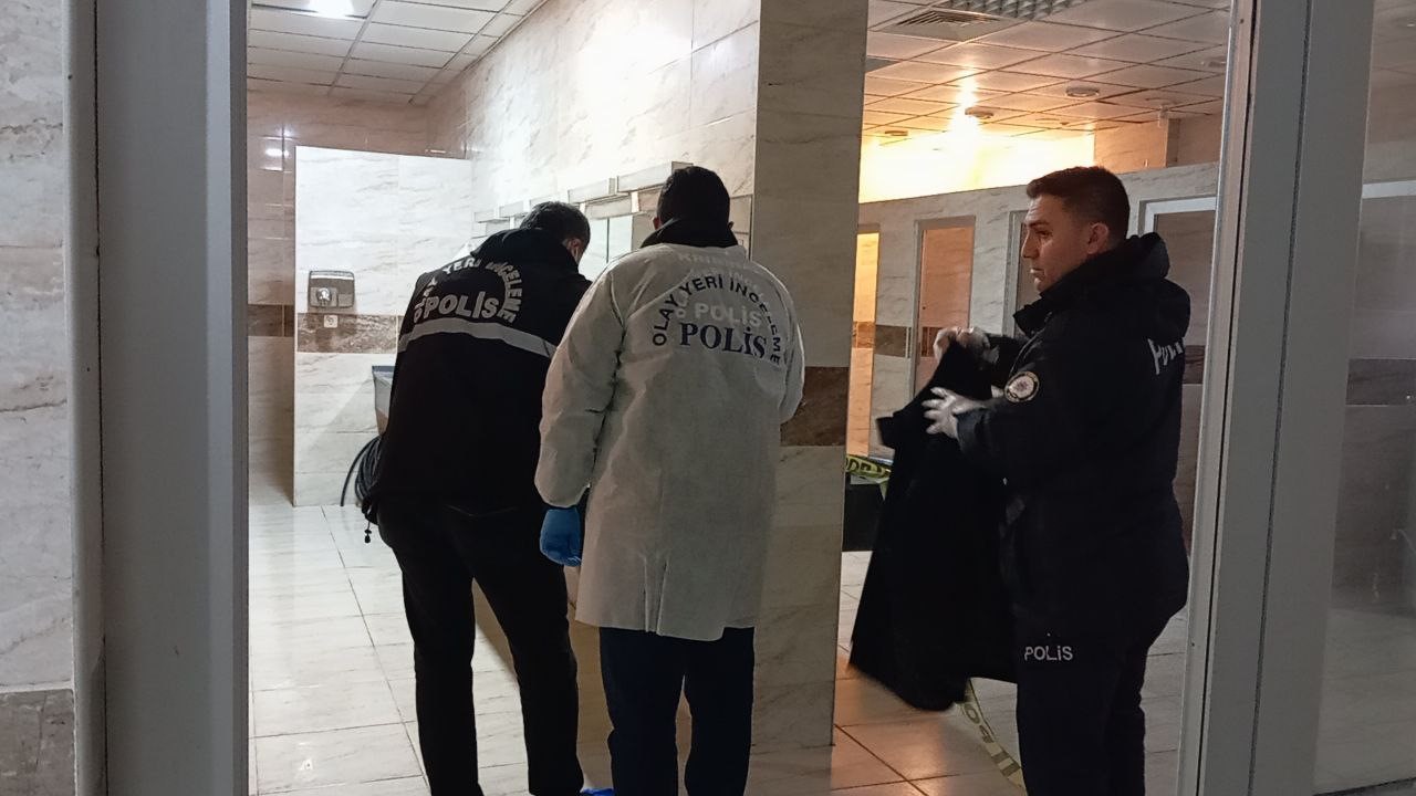 Yaşlı adam cami tuvaletinde ölü bulundu