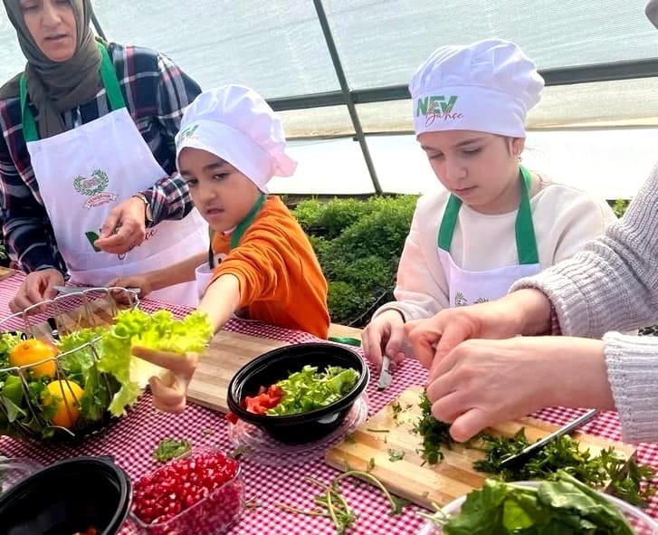 Diyarbakır’da çocuklar önlüklerini giyip mutfağa geçti