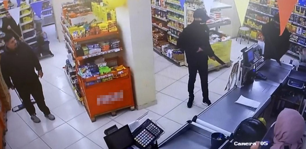 Pompalı tüfekle markete giren gaspçıları paspasla kovaladı: O anlar kamerada
