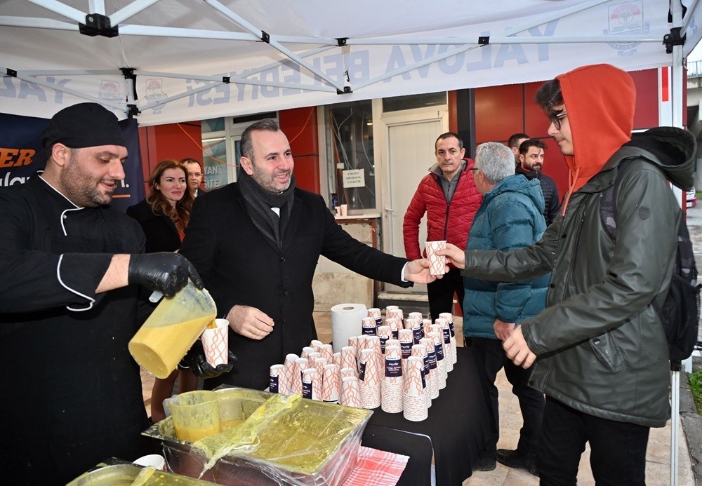 Yalova Belediyesi’nden üniversite öğrencilerine çorba ikramı

