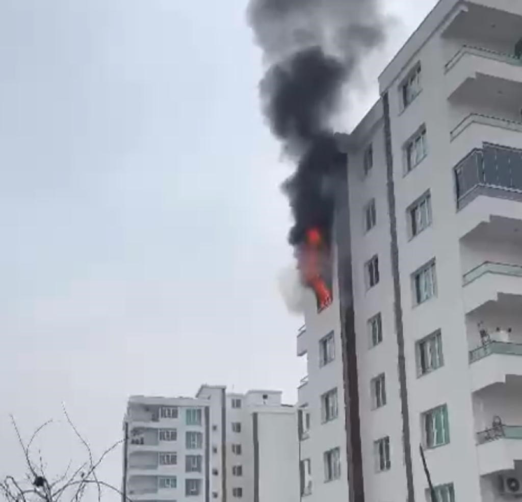 Diyarbakır’da yangın çıkan dairede alevler böyle yükseldi