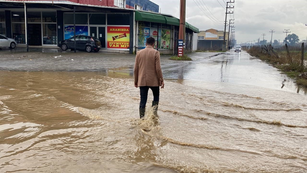 Göle dönen yolda düşen plakasını aradı