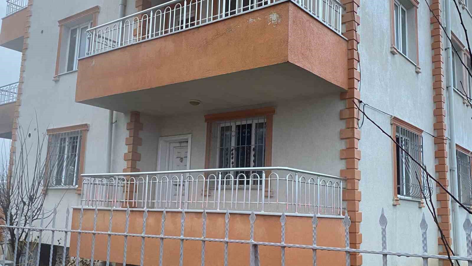 Uşak’ta 4 katlı binada çıkan yangında 1 kişi dumandan etkilendi