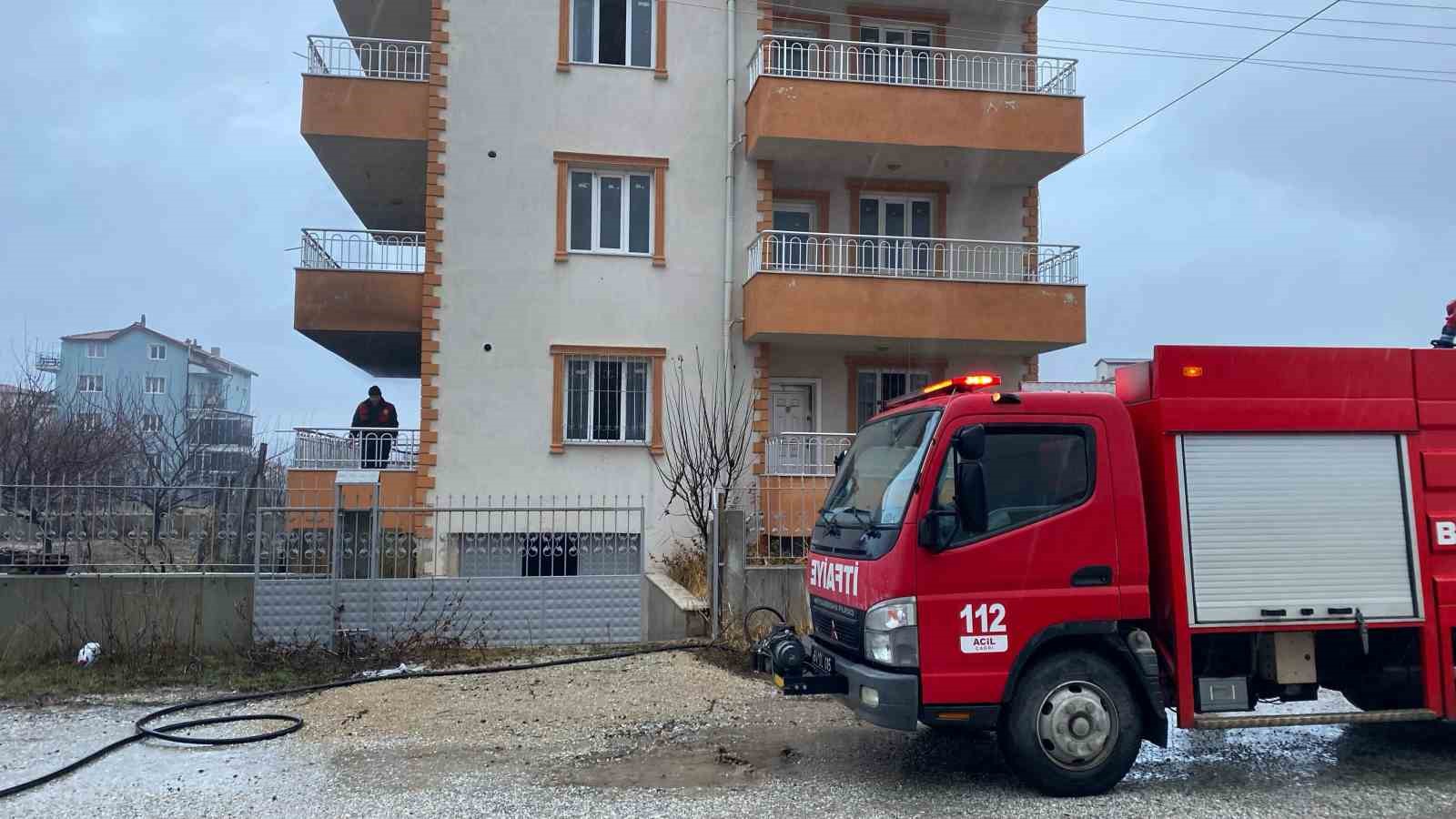 Uşak&rsquo;ta 4 katlı binada &ccedil;ıkan yangında 1 kişi dumandan etkilendi
