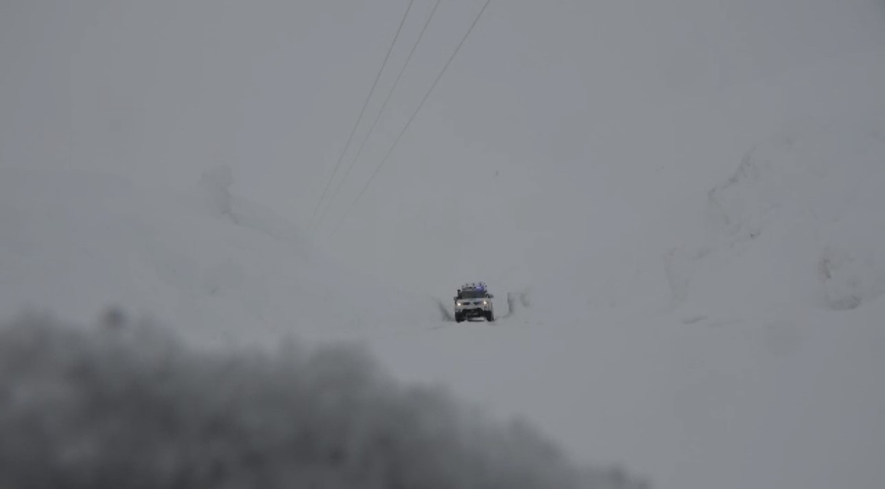 Kardan kapanan yolu 6 saatlik çalışmayla açan ekipler Berat bebeği hastaneye yetiştirdi
