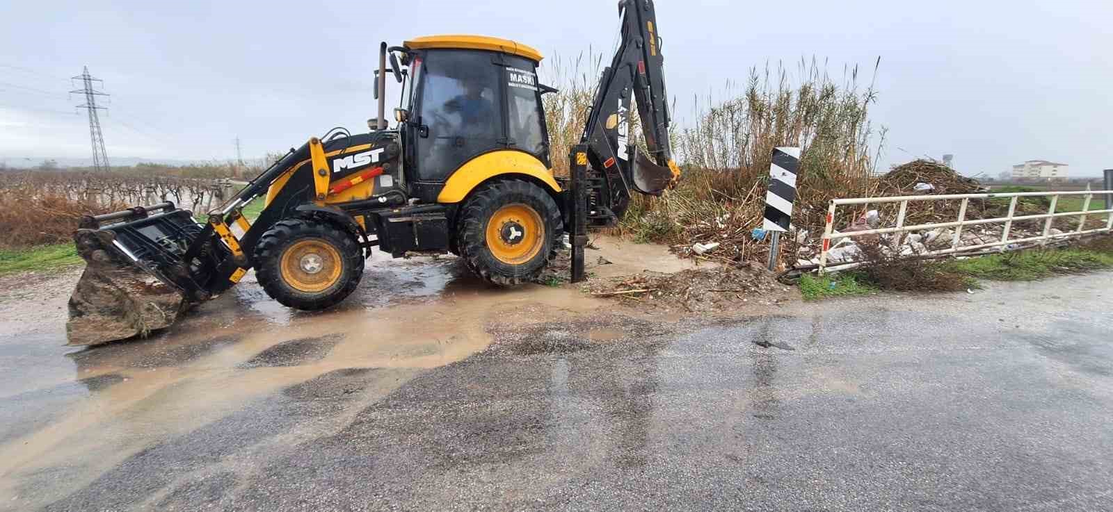 Saruhalı’da sulama kanalları ve derelere anında müdahale