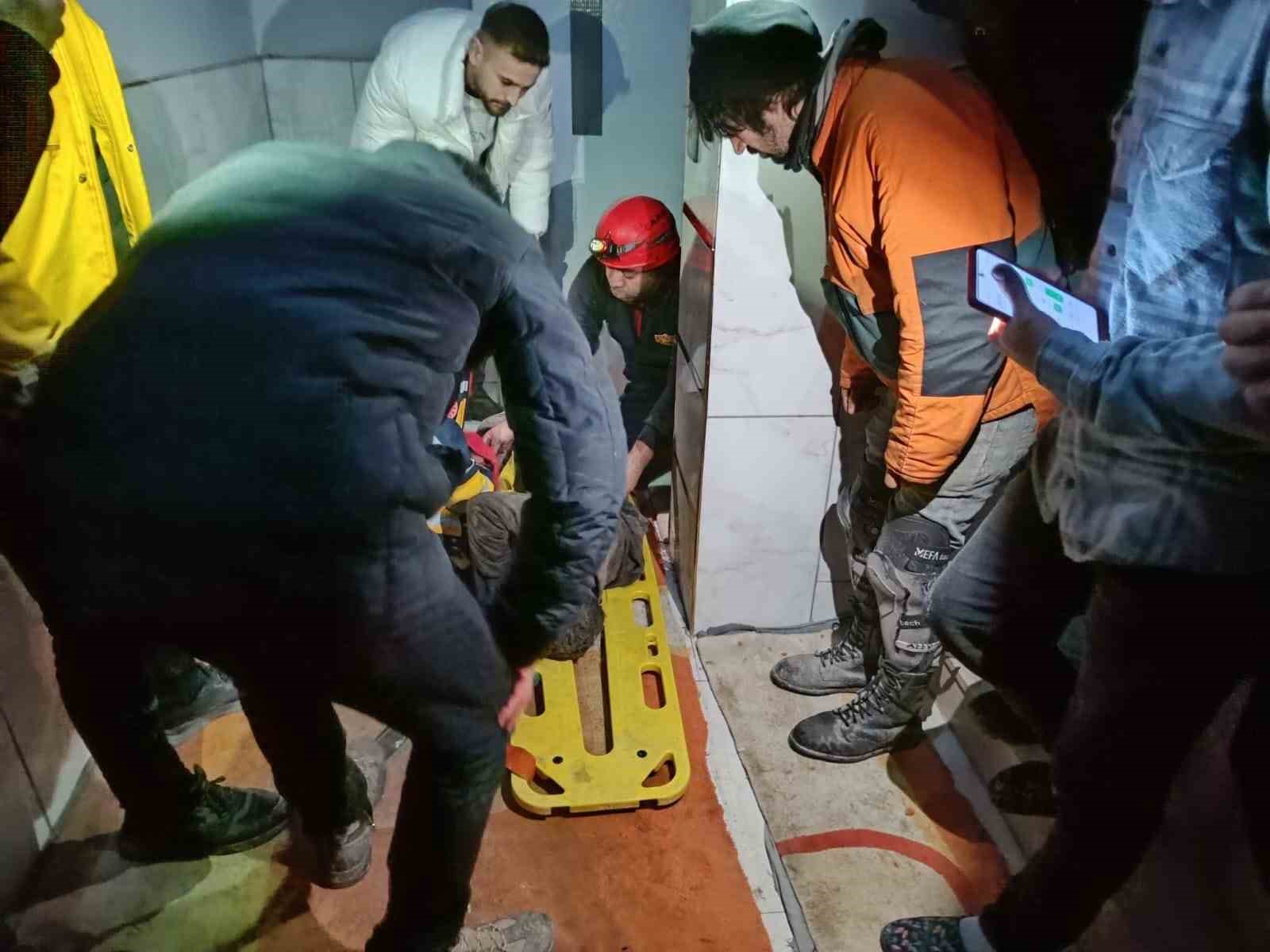 Ağrı’da asansör boşluğuna düşen çocuk yaralandı