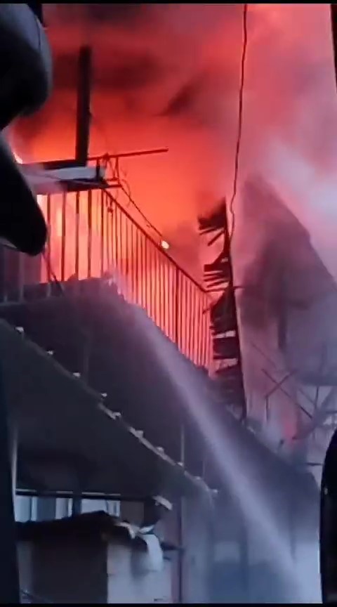 Çatıda başlayan yangın binanın iki katını kullanılamaz hale getirdi