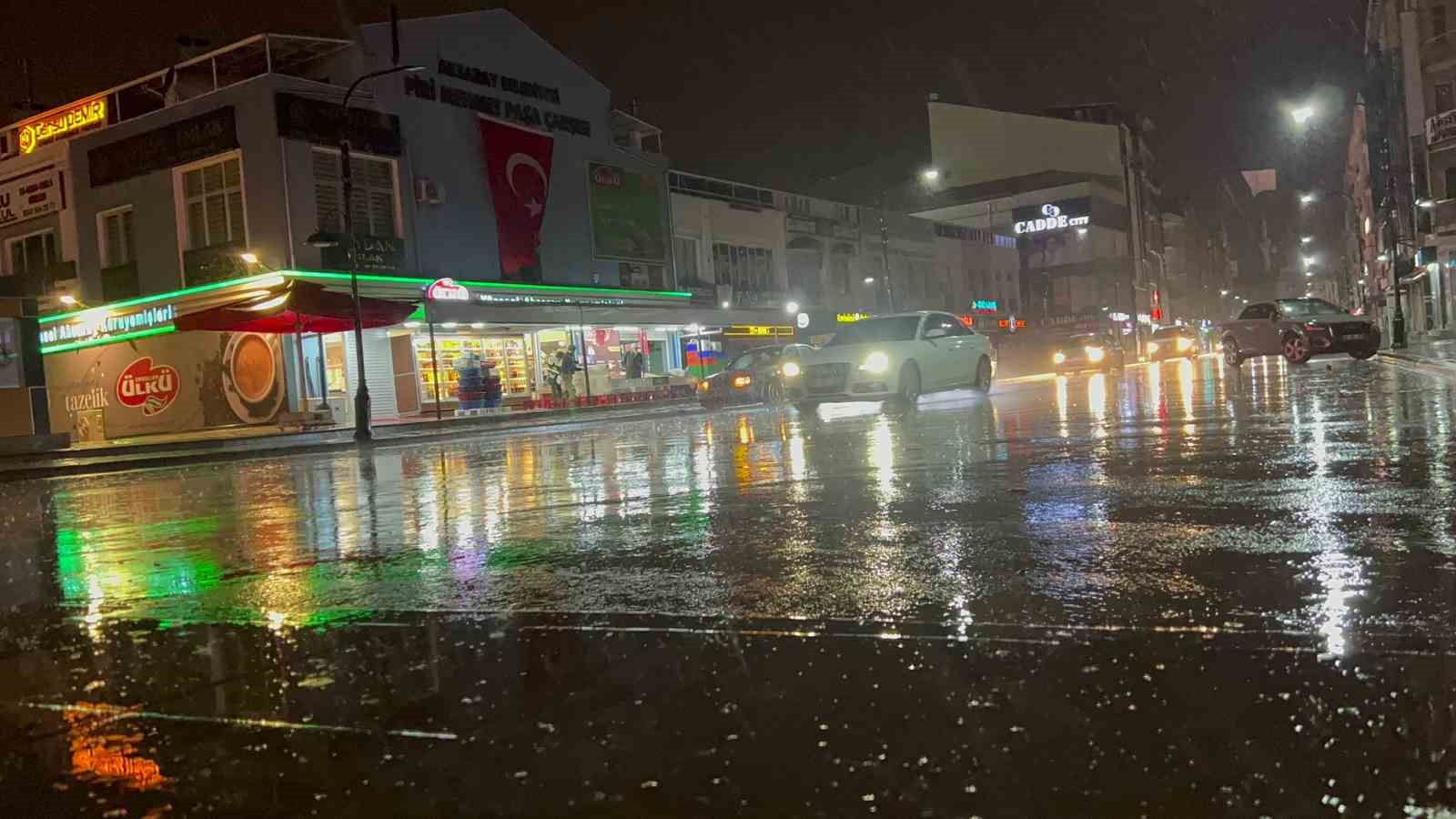 Aksaray’da etkili olan sağanak çiftçinin yüzünü güldürdü
