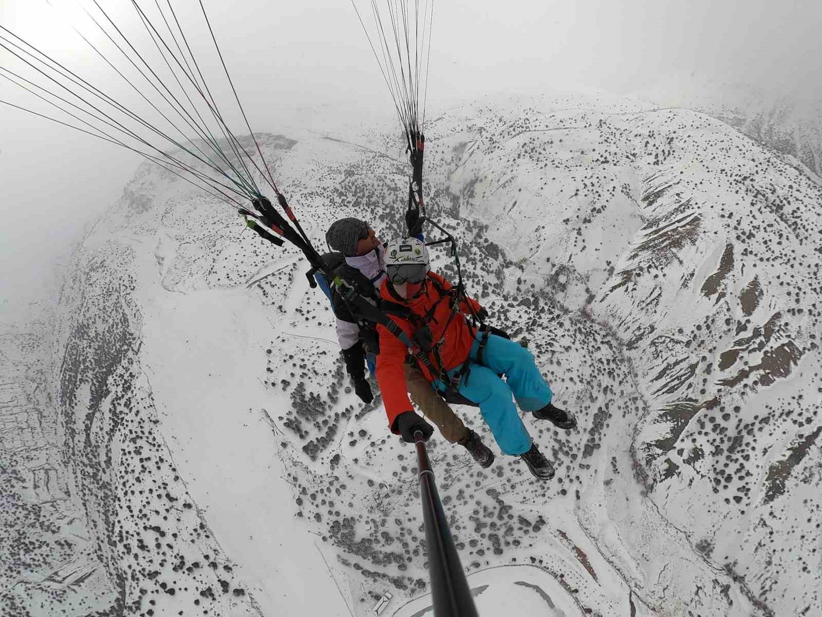 Ergan Dağı&rsquo;nda adrenalin dolu &rsquo;g&ouml;l manzaralı&rsquo; yama&ccedil; paraş&uuml;t&uuml;
