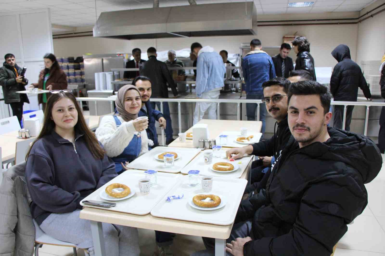 Amasya Üniversitesi’nden sınavlara çalışan öğrencilere çay-simit