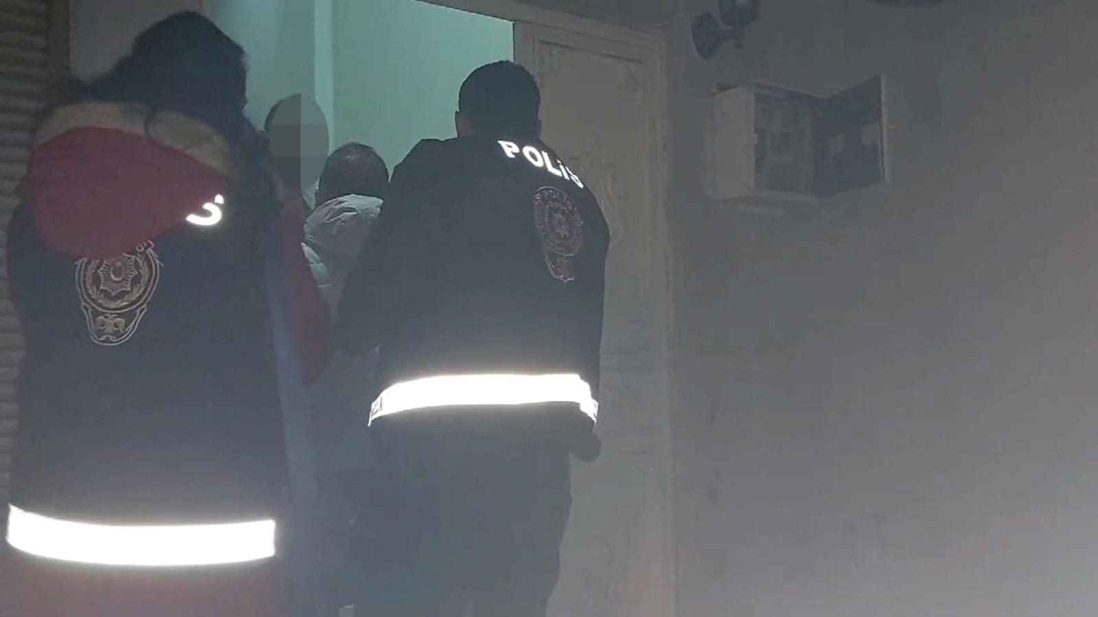 Şanlıurfa&rsquo;da Canan Karatay&rsquo;ı dolandıran ş&uuml;phelinin de aralarında bulunduğu 47 zanlı yakalandı
