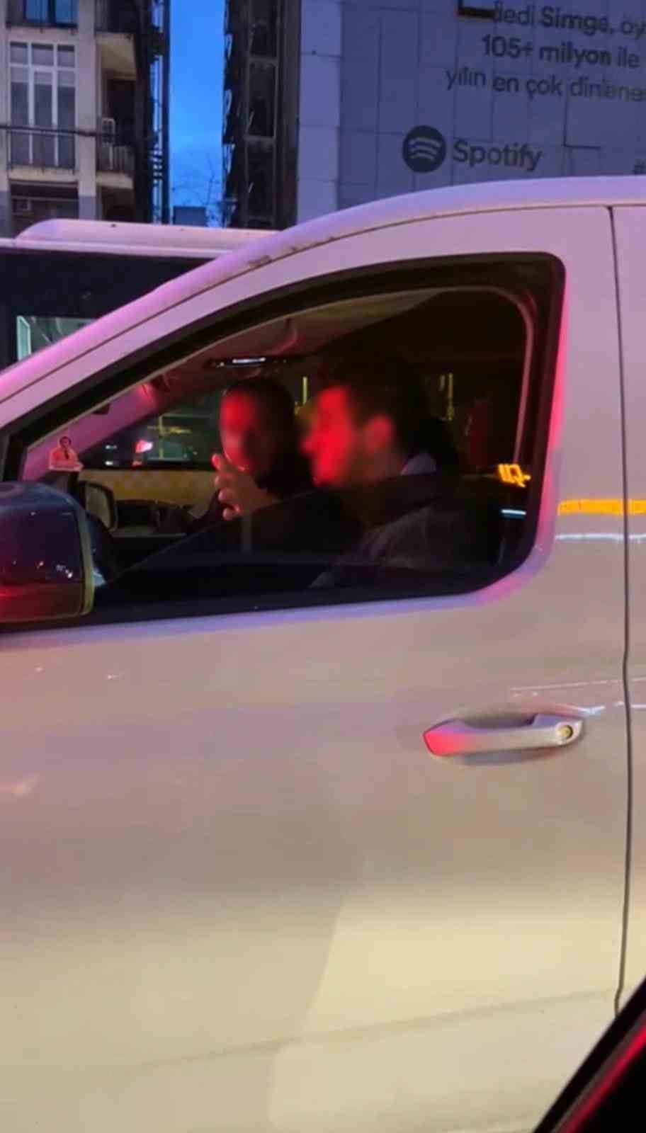 İstanbul’da trafikte iki sürücünün “erkek misin?” kavgası kamerada