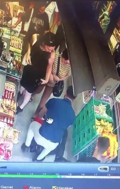 Kadık&ouml;y&rsquo;de film gibi operasyon kamerada: Gasp su&ccedil;undan aranan şahsa markette g&ouml;zaltı
