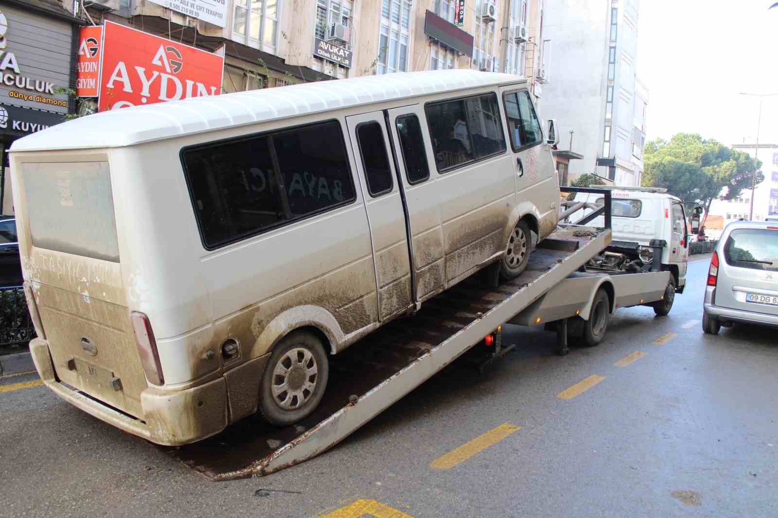 Arıza yapan minibüsü yol ortasında bırakıp mahkemeye yetişti
