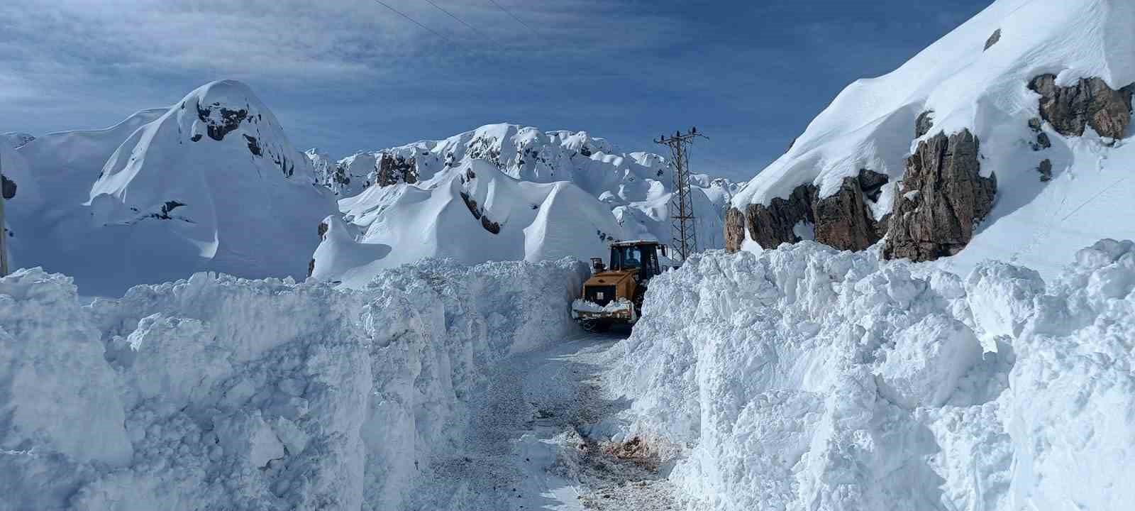 Hakkari’de 7 metreyi bulan karda yol açma çalışması
