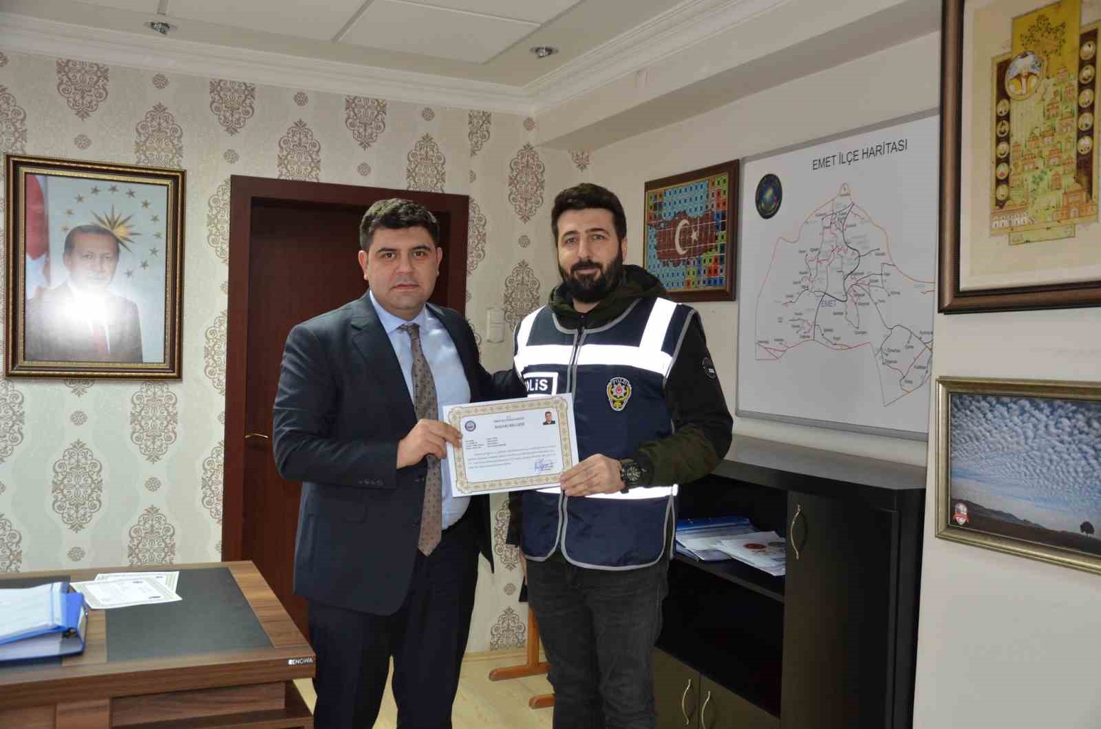 Emet&rsquo;te başarılı polislere başarı belgesi
