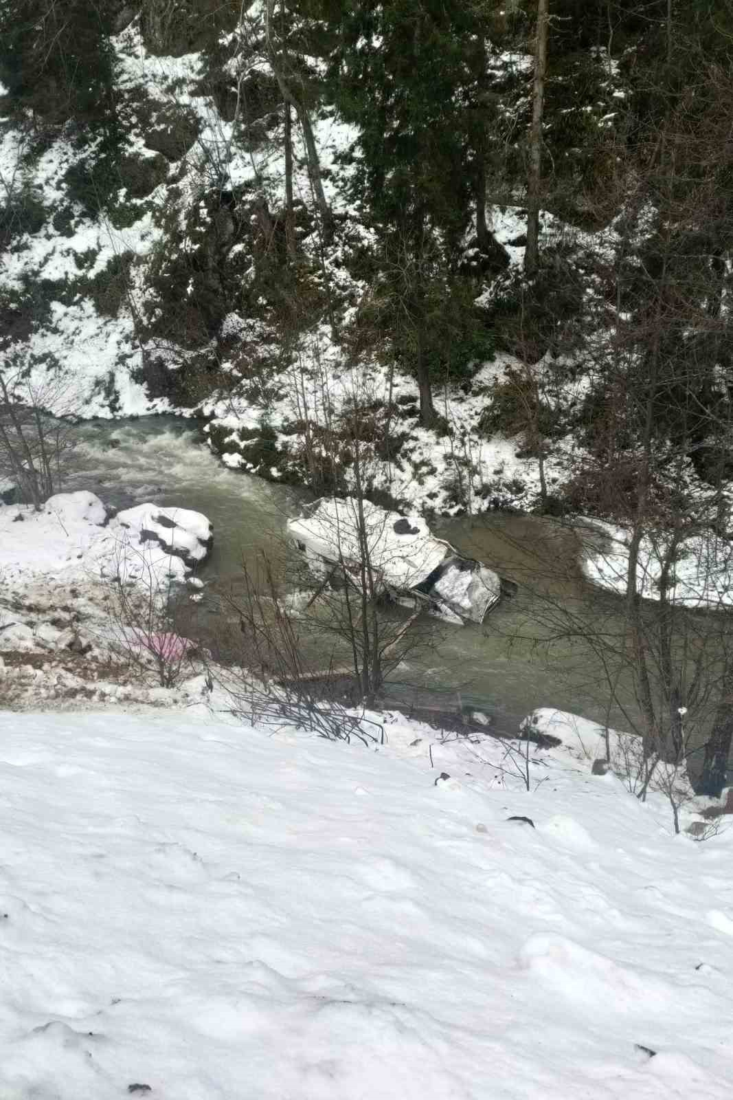 Pazara giden konfeksiyon y&uuml;kl&uuml; minib&uuml;s dereye yuvarlandı: 1 yaralı
