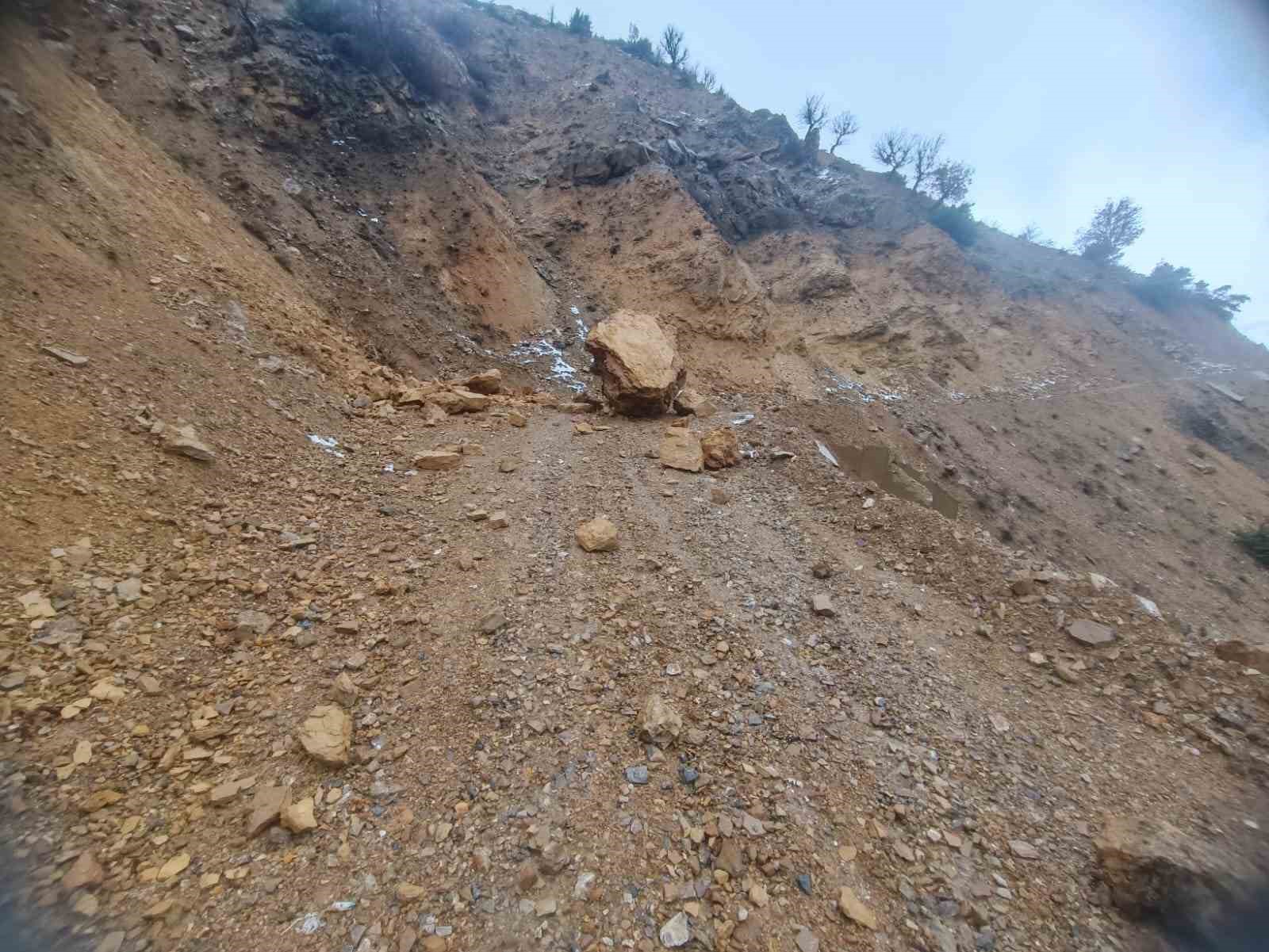 Sason’da yola düşen kaya parçaları köy yolunu ulaşıma kapattı