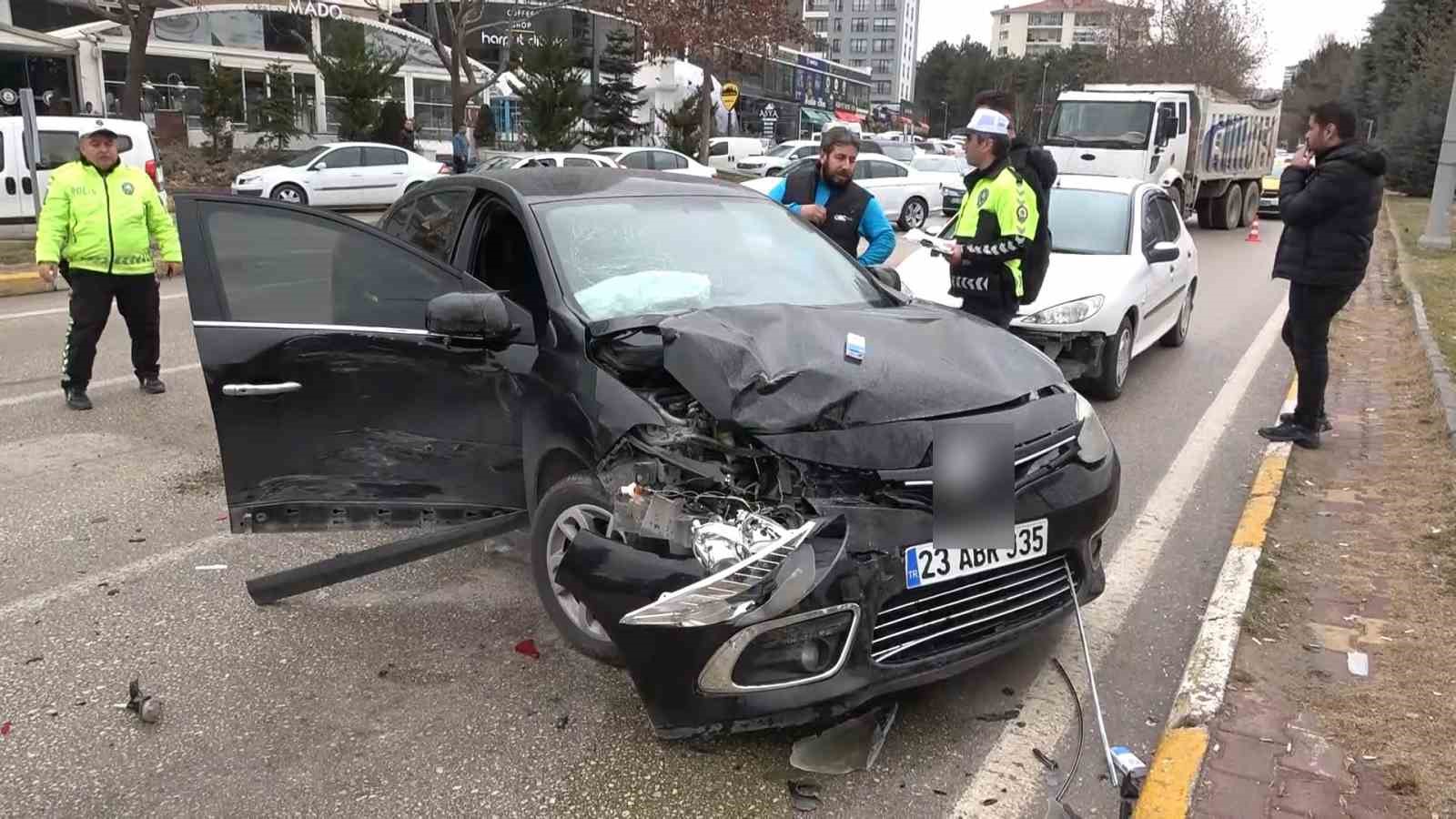 Elazığ’da zincirleme trafik kazası: 2 yaralı