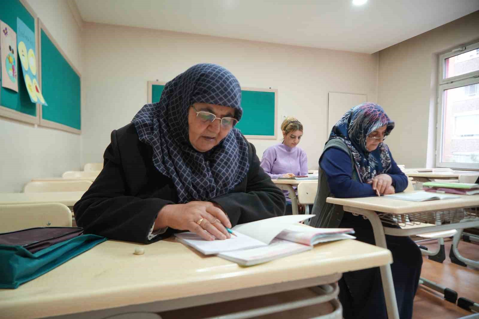 Yaşlarına aldırmadılar, okuma yazma öğrenmeye başladılar