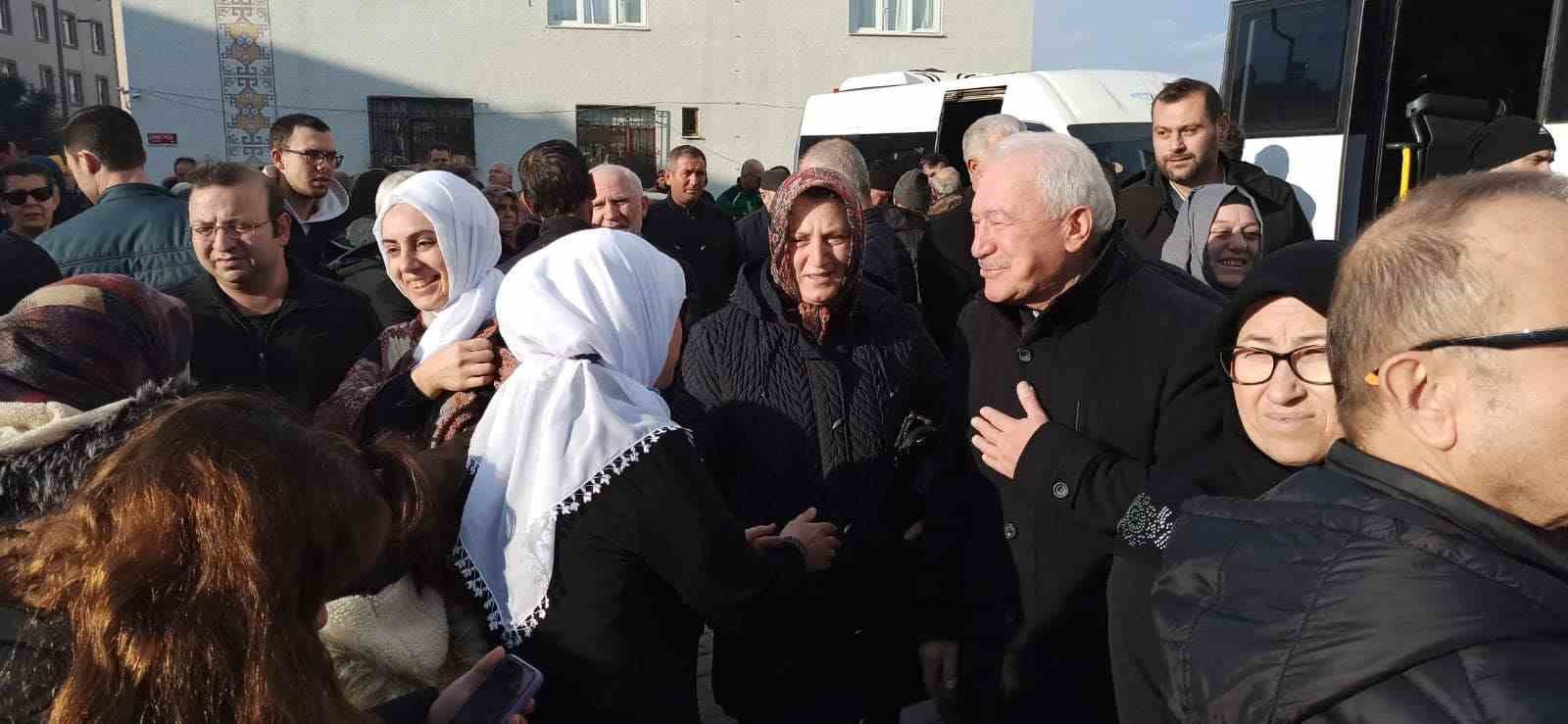 Lapseki Belediye Başkanı Ey&uuml;p Yılmaz, umreye giden vatandaşları dualarla uğurladı
