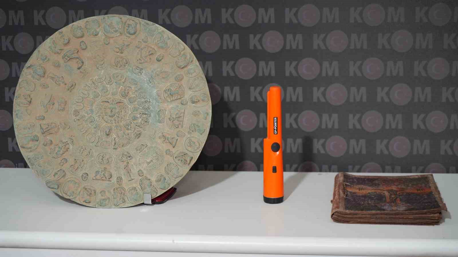 Hz. İsa fig&uuml;rlerinin yer aldığı deri kitabı tarihi eser diye satacaklardı, sahte &ccedil;ıktı
