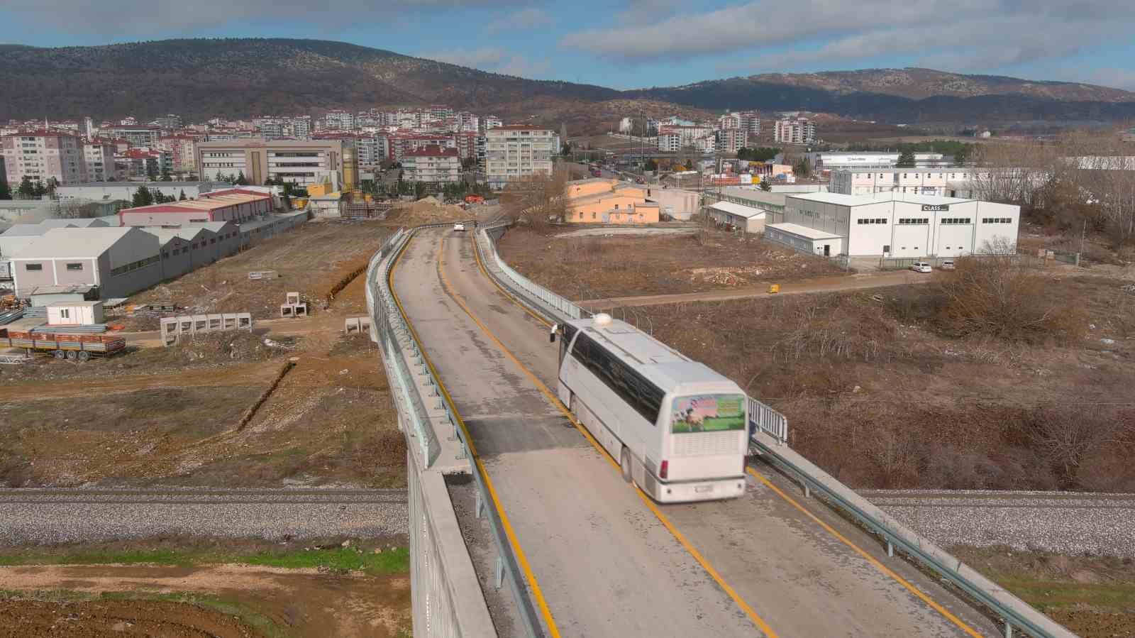 Yeşilkent hemzemin geçidi üzerindeki bağlantı yolu trafiğe açıldı