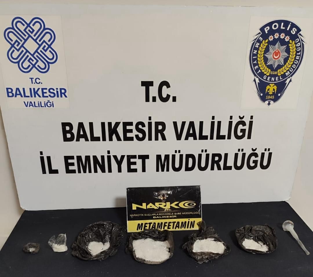 Balıkesir’de polis ekipleri bir araçta uyuşturucu madde ele geçirdi
