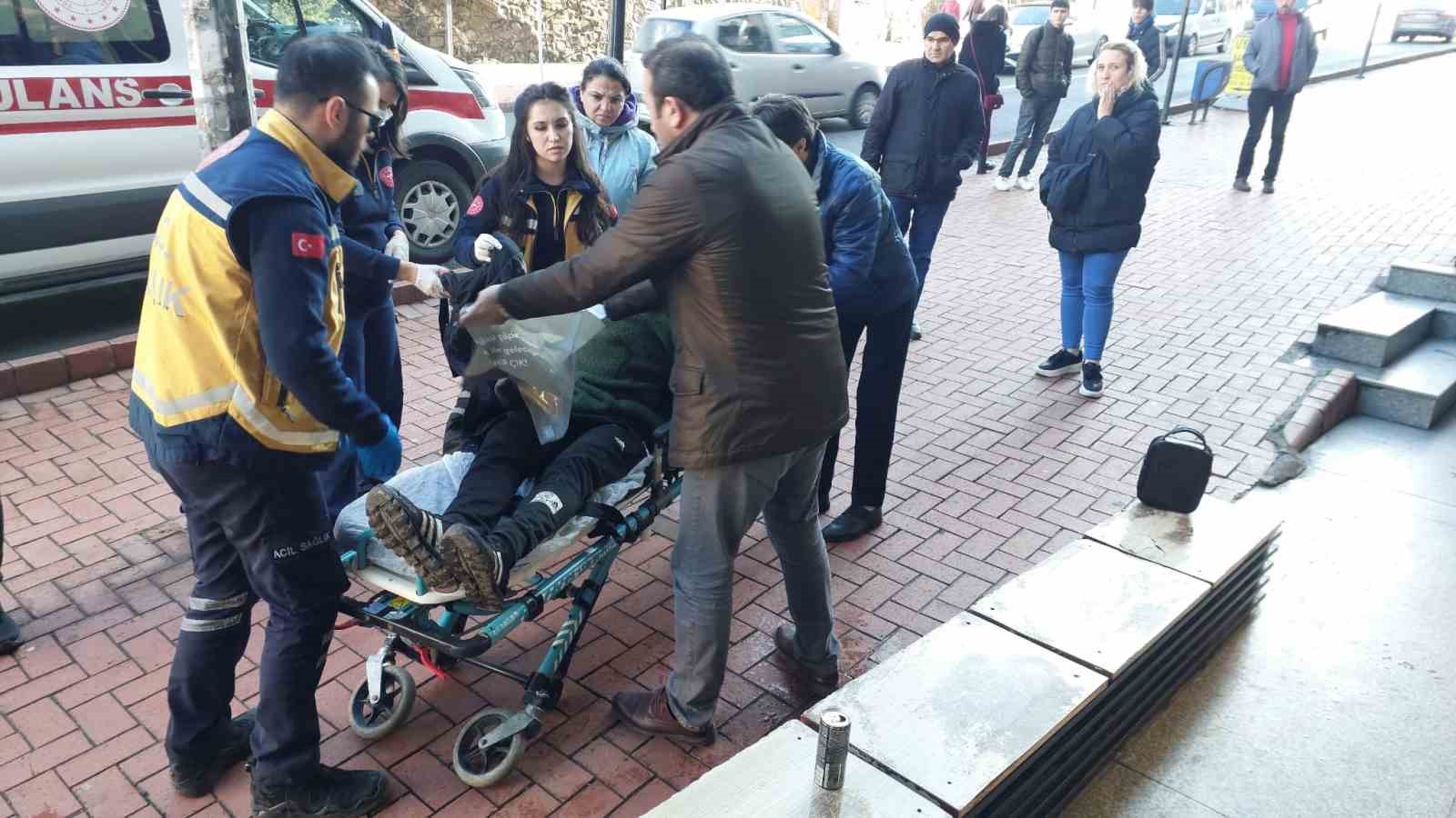 Yolda y&uuml;r&uuml;rken fenalaşan adamın imdadına ekipler yetişti
