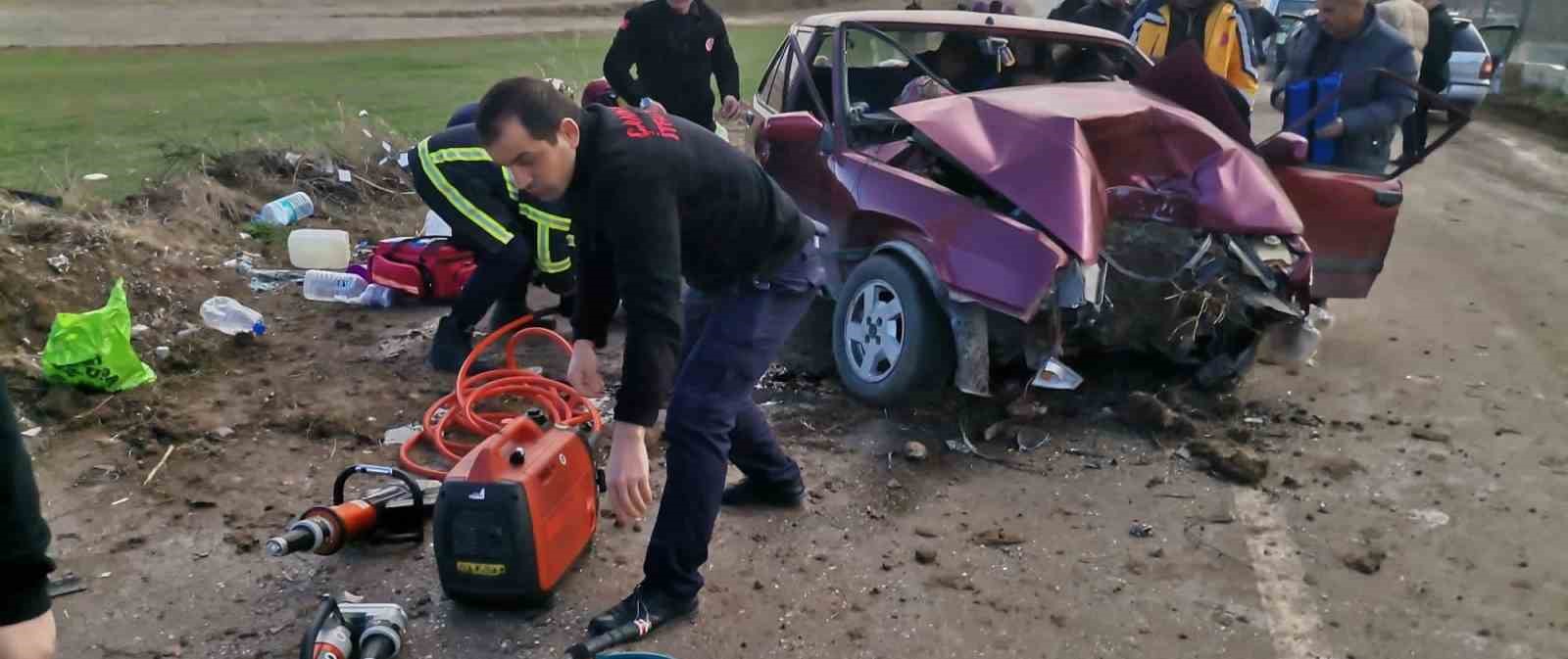 Elektrik direğine çarpan Tofaş hurdaya döndü: 3 yaralı