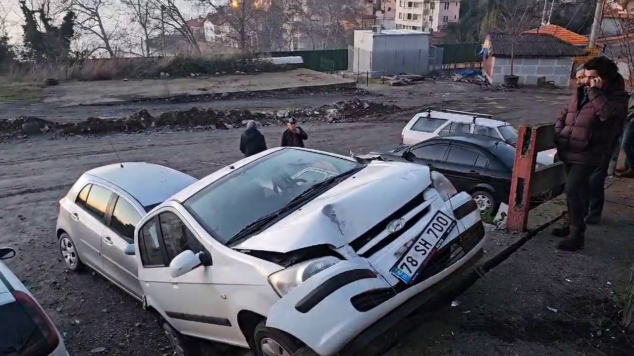 Kontrolden &ccedil;ıkan otomobil park halindeki aracın &uuml;zerine u&ccedil;tu: 1 yaralı
