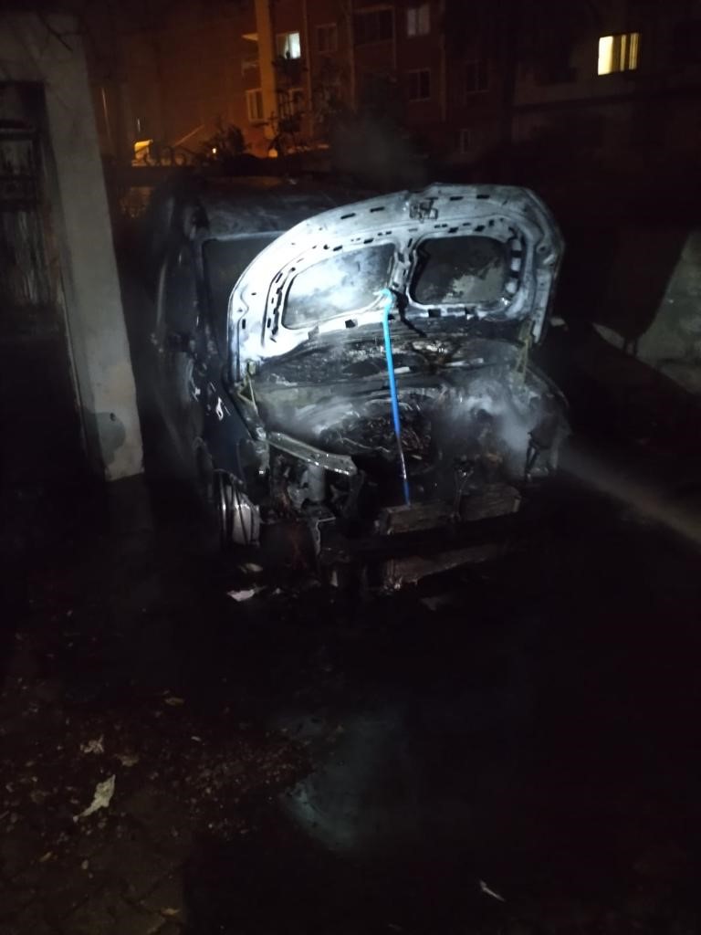 Hatay’da araçta çıkan yangını itfaiye ekipleri söndürdü