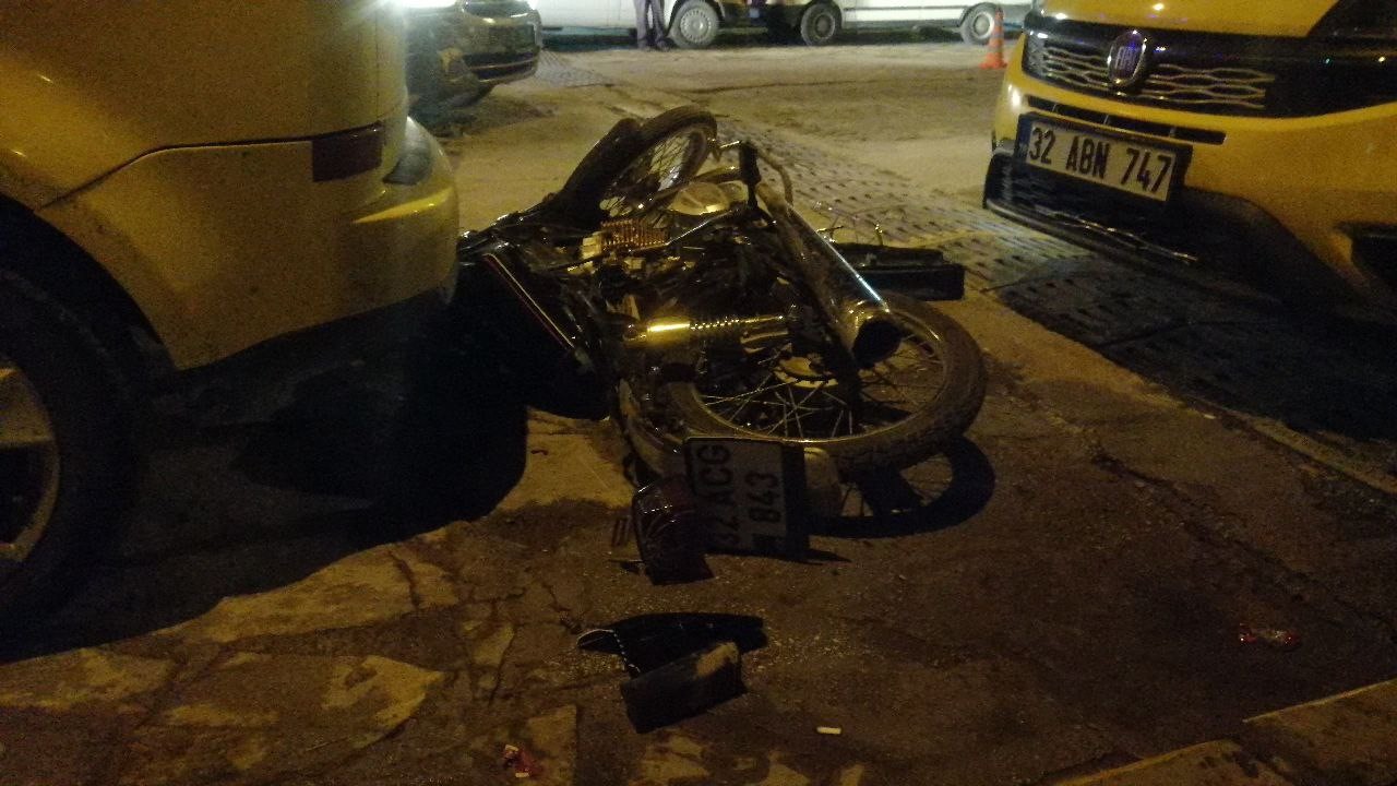 Otomobil ile motosiklet kafa kafaya çarpıştı: 1 yaralı
